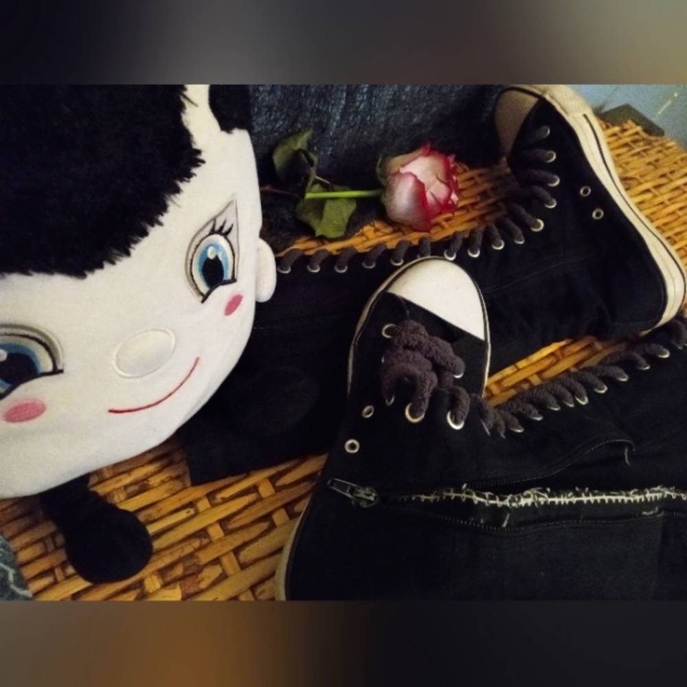 Knee high sneaker boots • sz 7